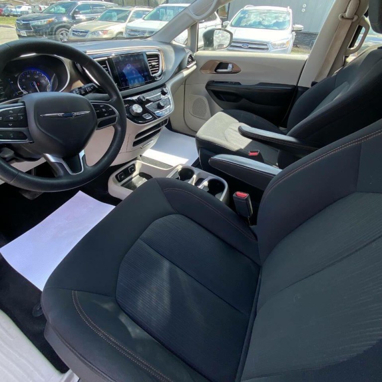 2017 Chrysler Pacifica Image 16