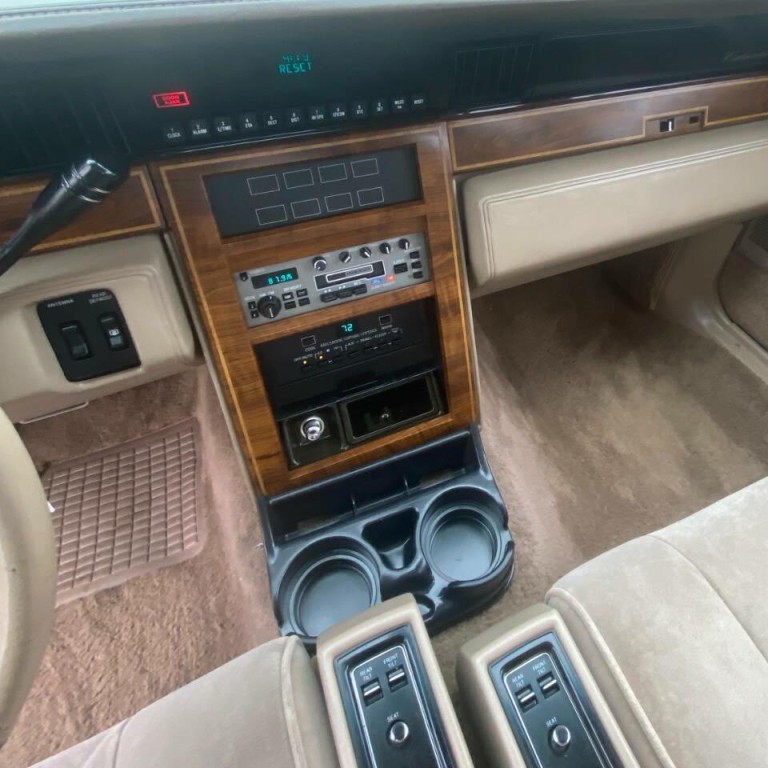 1987 Lincoln Continental Image 14