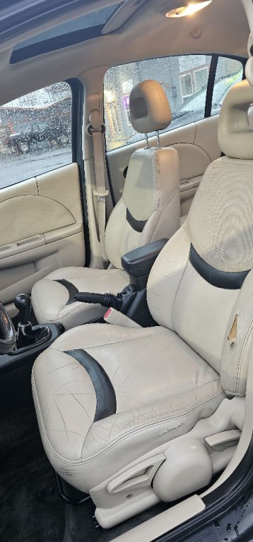 2004 Saturn ION Image 9