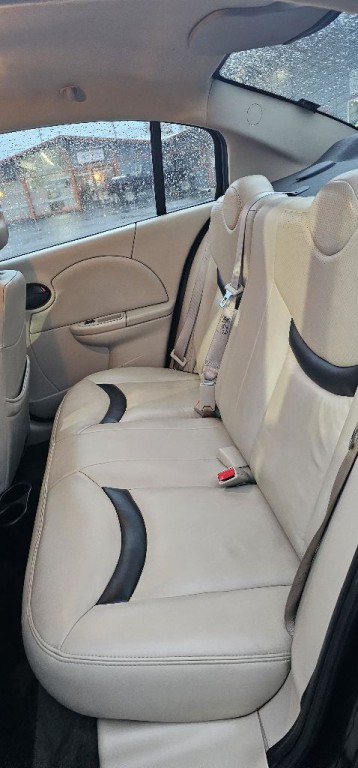 2004 Saturn ION Image 13