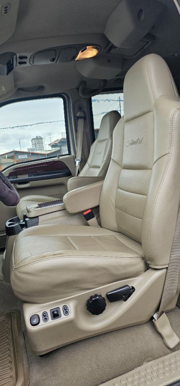 2005 Ford Excursion Image 11