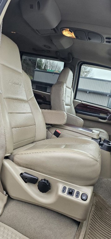 2005 Ford Excursion Image 13