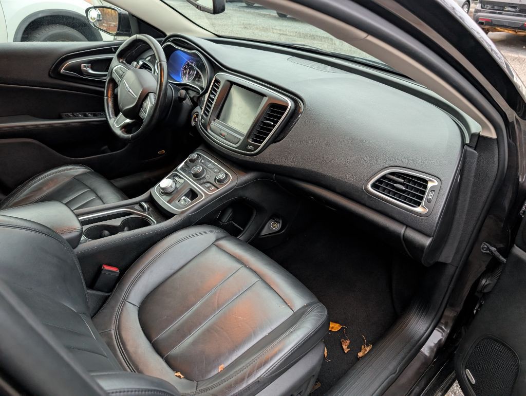2015 Chrysler 200 Image 4