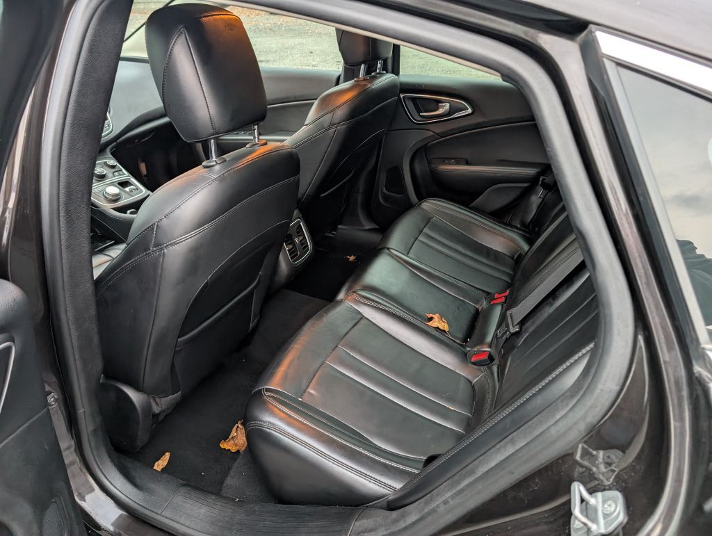 2015 Chrysler 200 Image 7