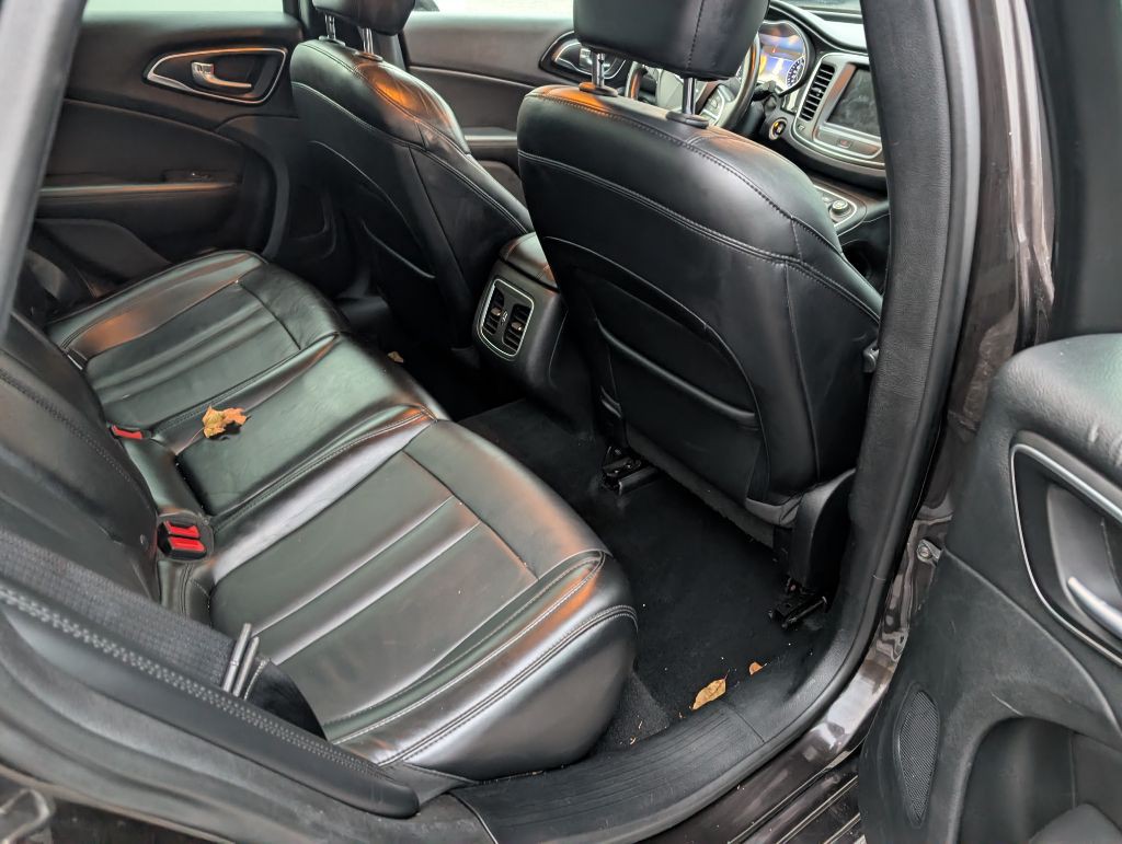 2015 Chrysler 200 Image 8