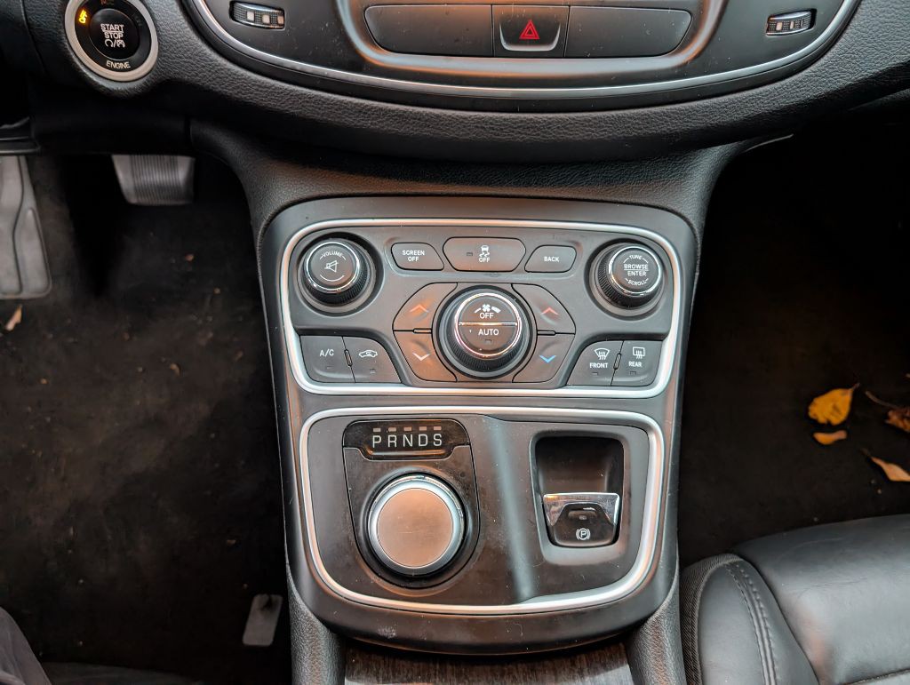 2015 Chrysler 200 Image 9