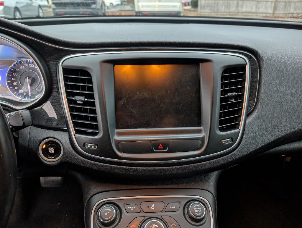 2015 Chrysler 200 Image 10