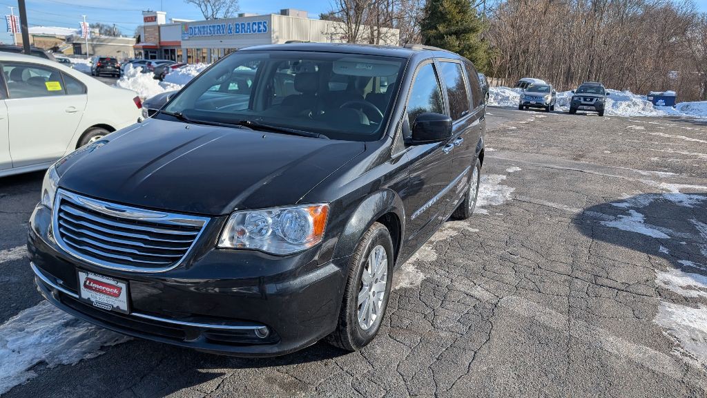 2016 Chrysler Town & Country Image 2
