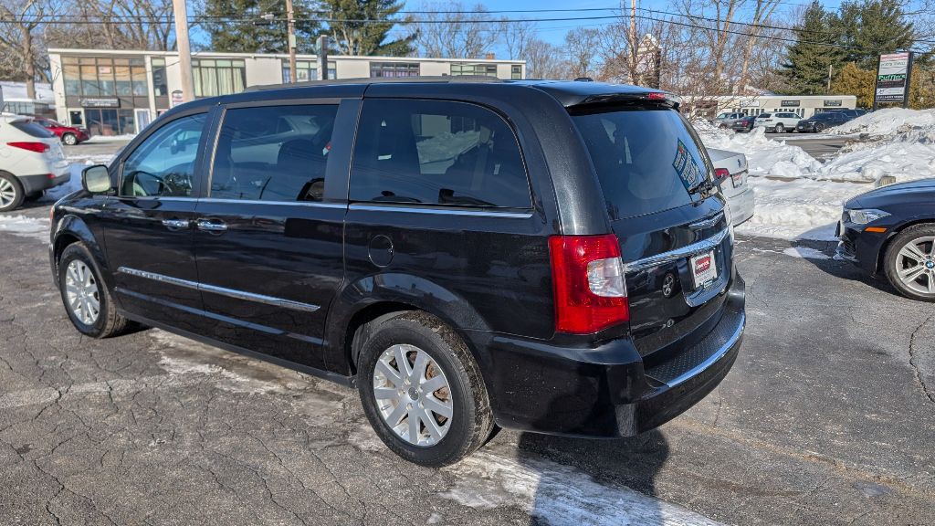 2016 Chrysler Town & Country Image 3