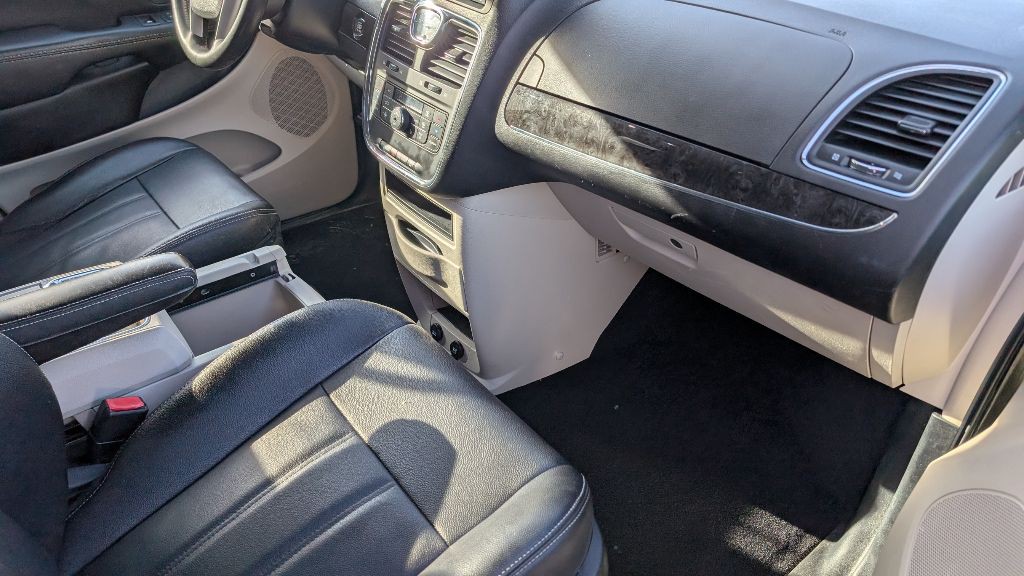 2016 Chrysler Town & Country Image 4
