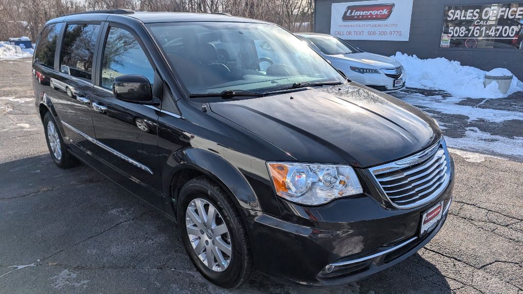 2016 Chrysler Town & Country Image 5