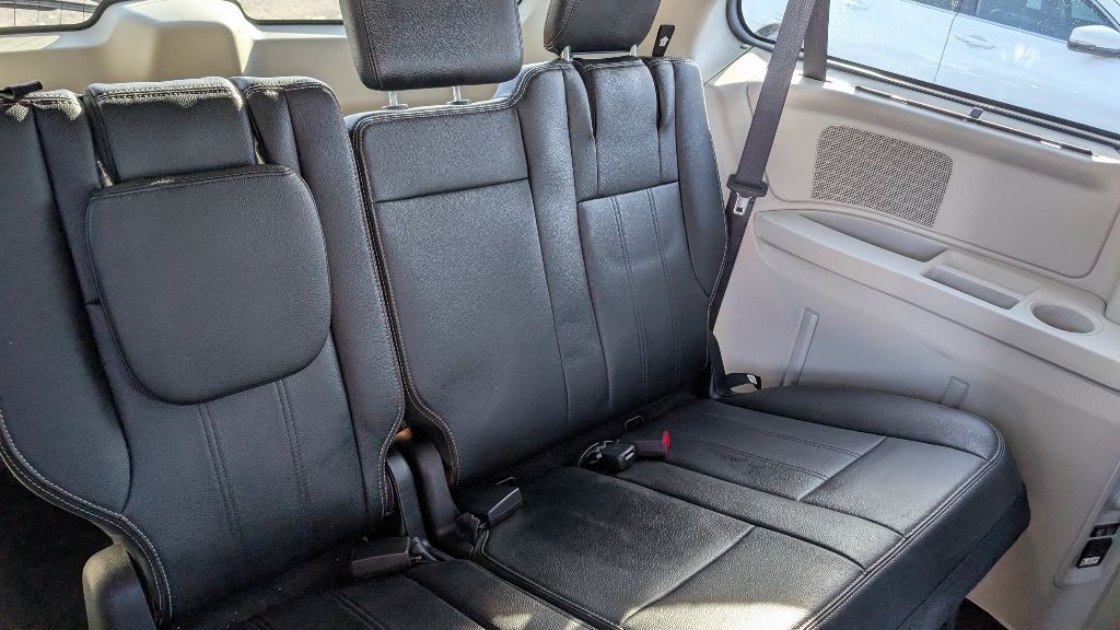 2016 Chrysler Town & Country Image 6