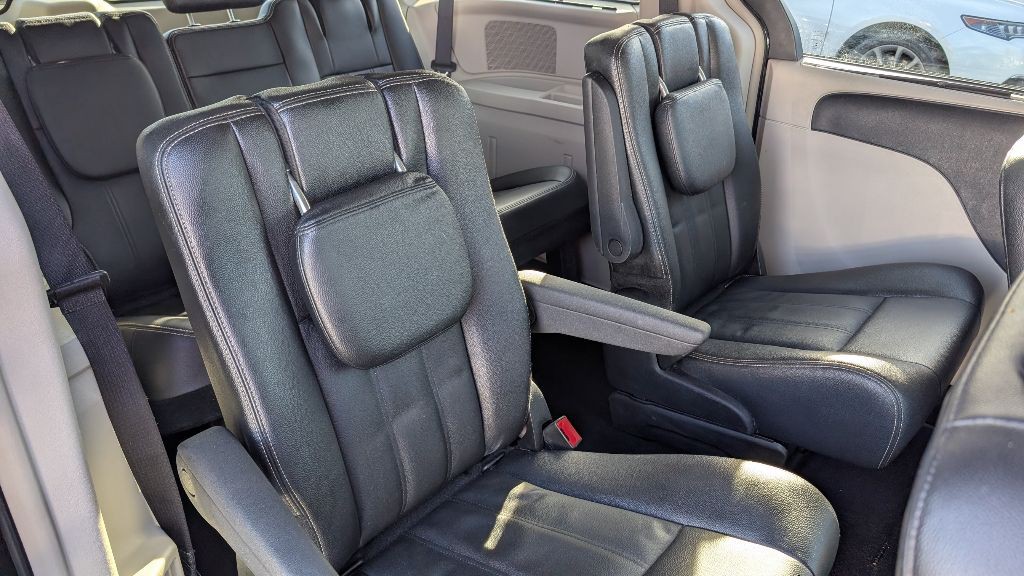2016 Chrysler Town & Country Image 7