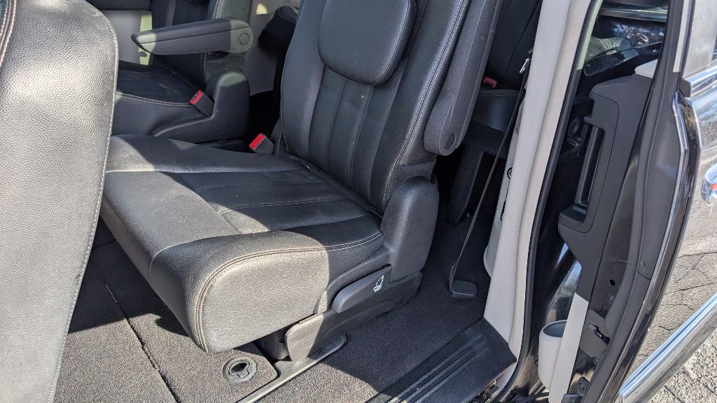 2016 Chrysler Town & Country Image 8