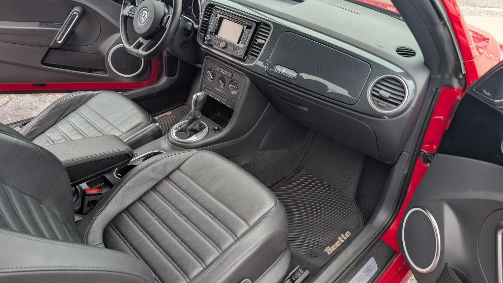 2012 Volkswagen Beetle Image 8