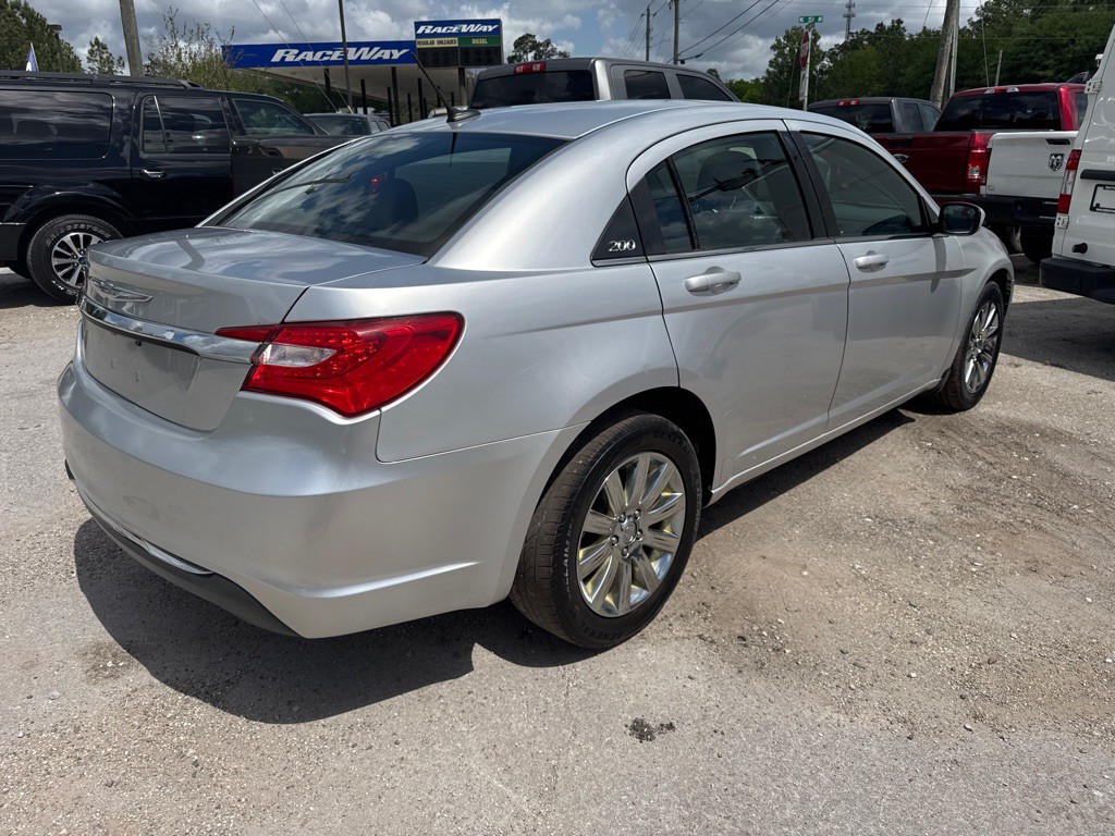 2012 Chrysler 200 Image 4