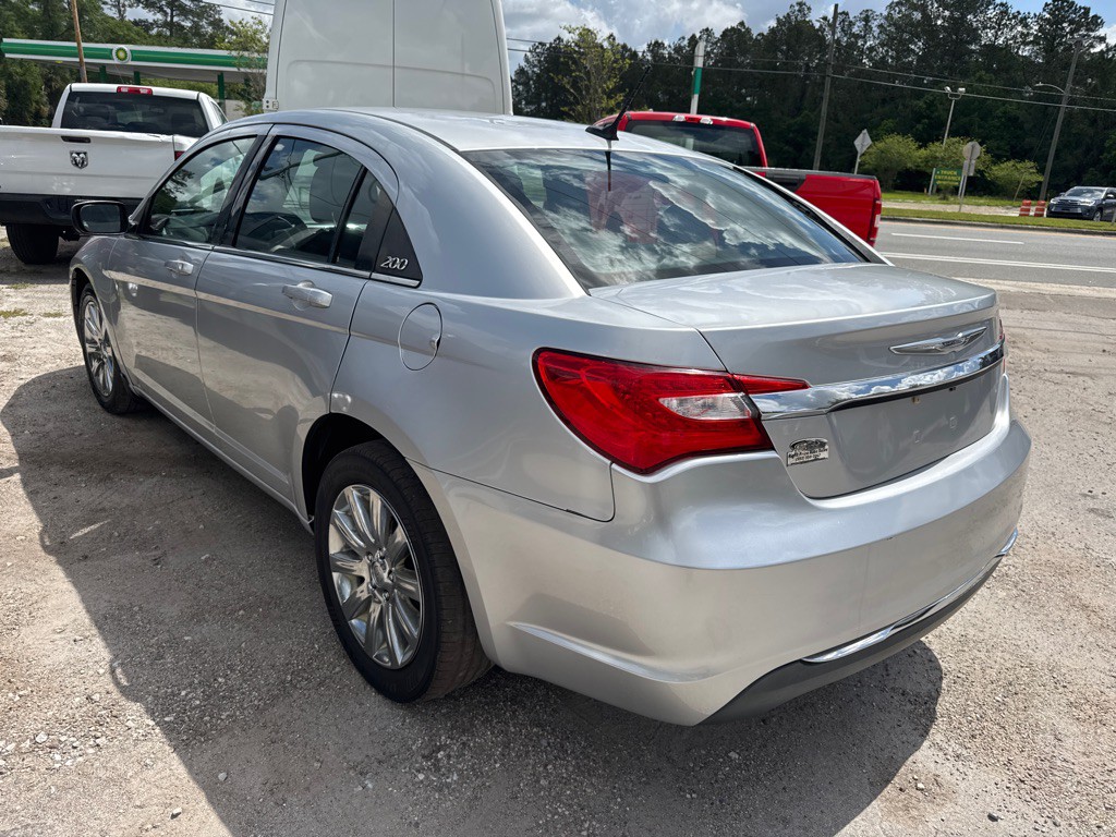 2012 Chrysler 200 Image 6