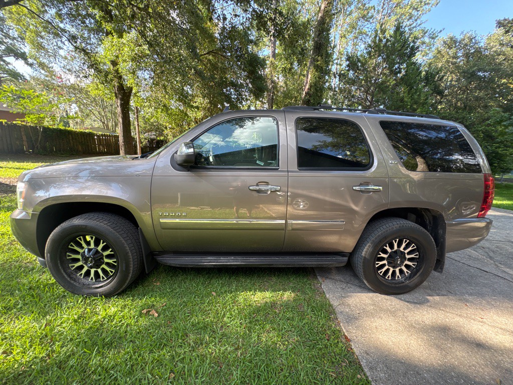 2013 Chevrolet Tahoe Image 2