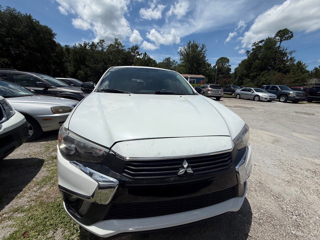 2018 Mitsubishi Outlander Image 2