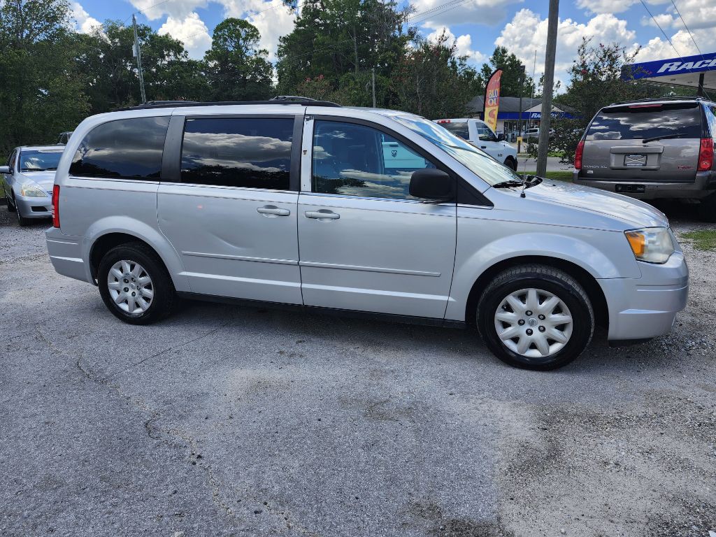 2010 Chrysler Town & Country Image 1