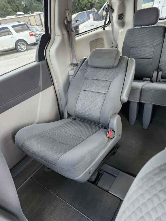 2010 Chrysler Town & Country Image 2
