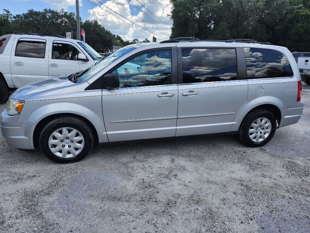 2010 Chrysler Town & Country Image 3