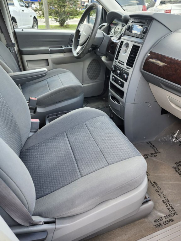 2010 Chrysler Town & Country Image 4