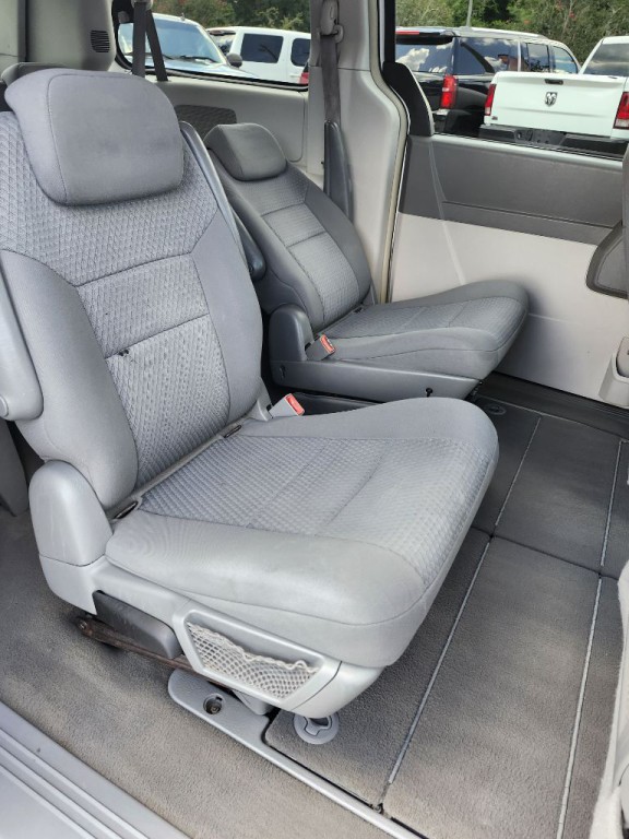 2010 Chrysler Town & Country Image 6