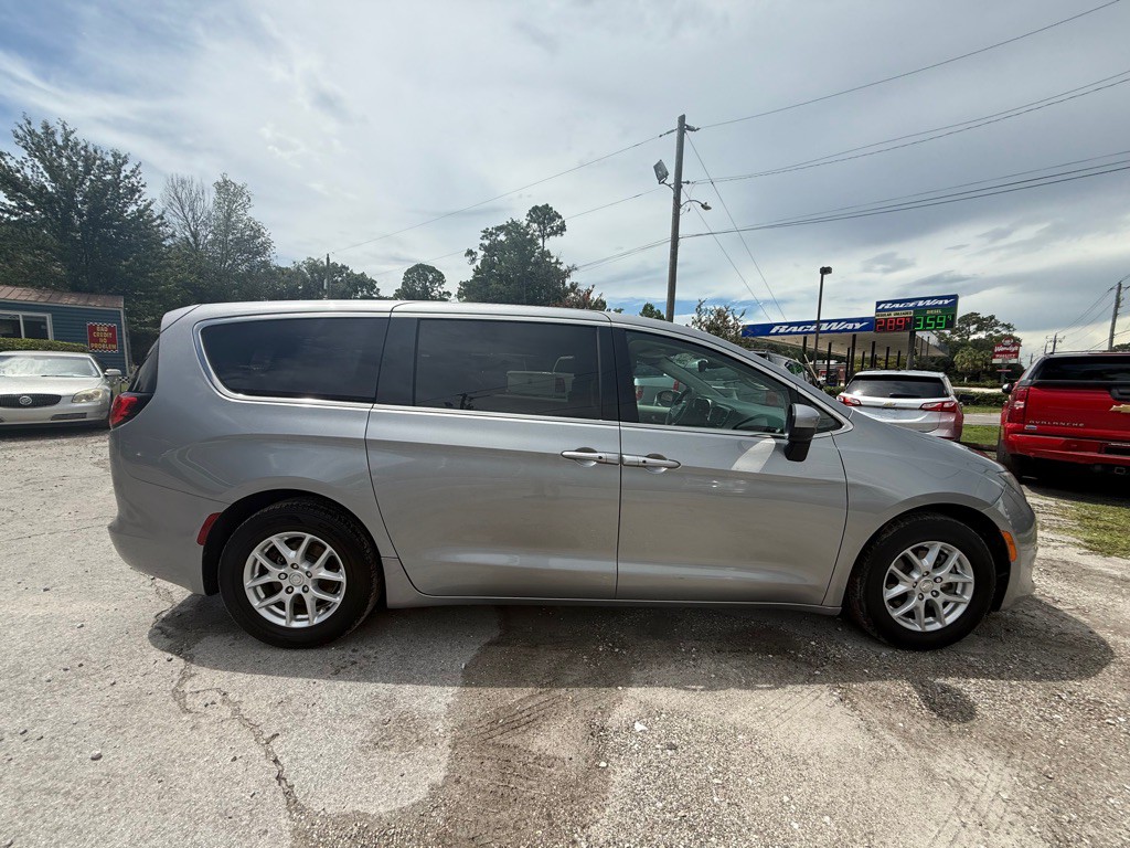 2017 Chrysler Pacifica Image 4