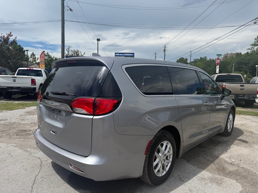 2017 Chrysler Pacifica Image 5