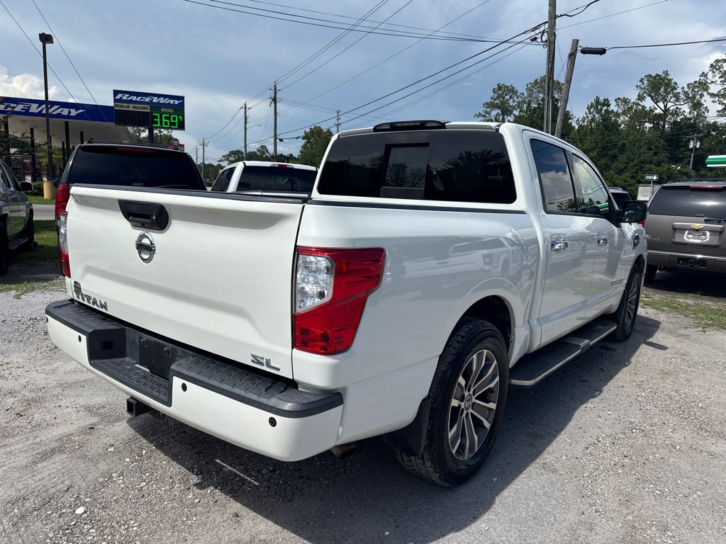 2017 Nissan Titan Image 5