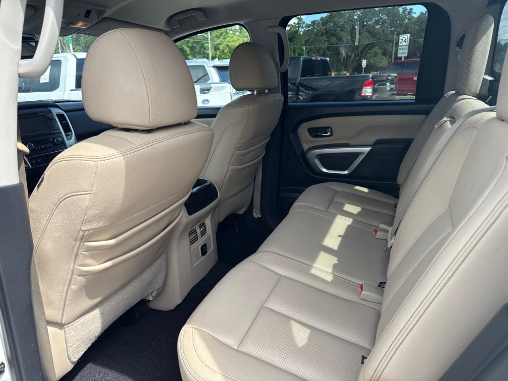 2017 Nissan Titan Image 9