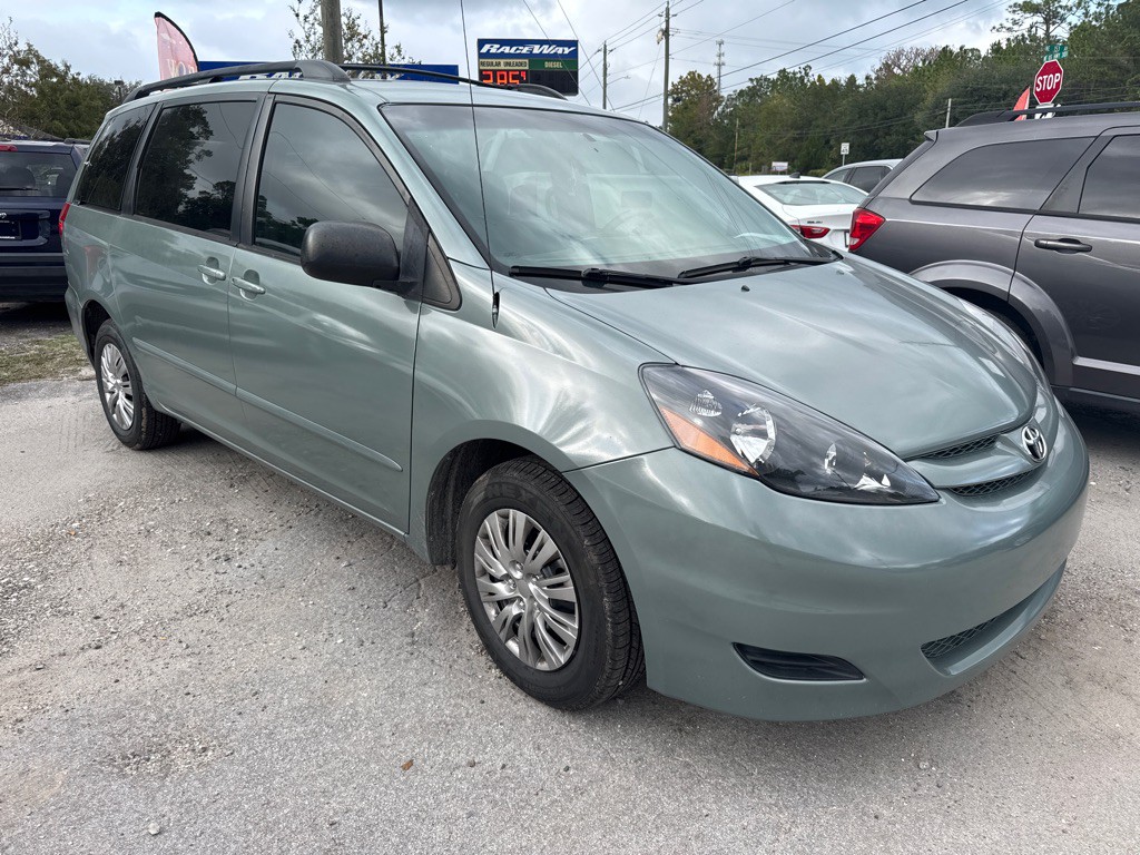2010 Toyota Sienna Image 3