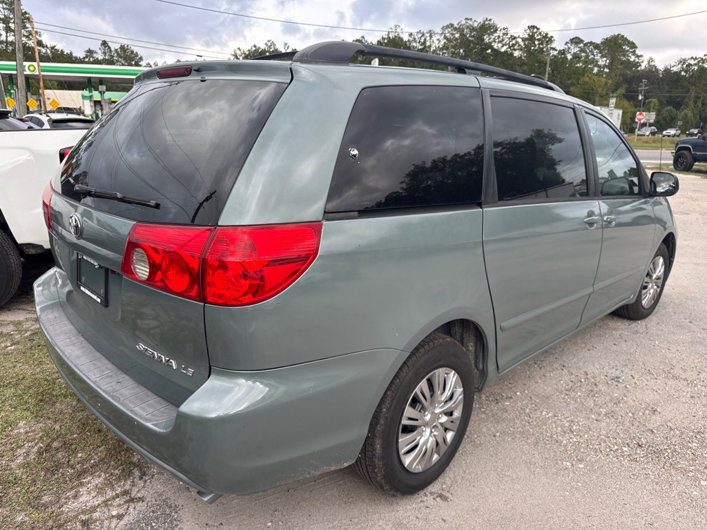 2010 Toyota Sienna Image 4