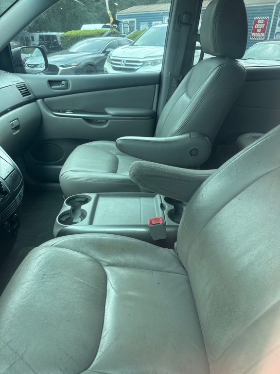 2010 Toyota Sienna Image 7