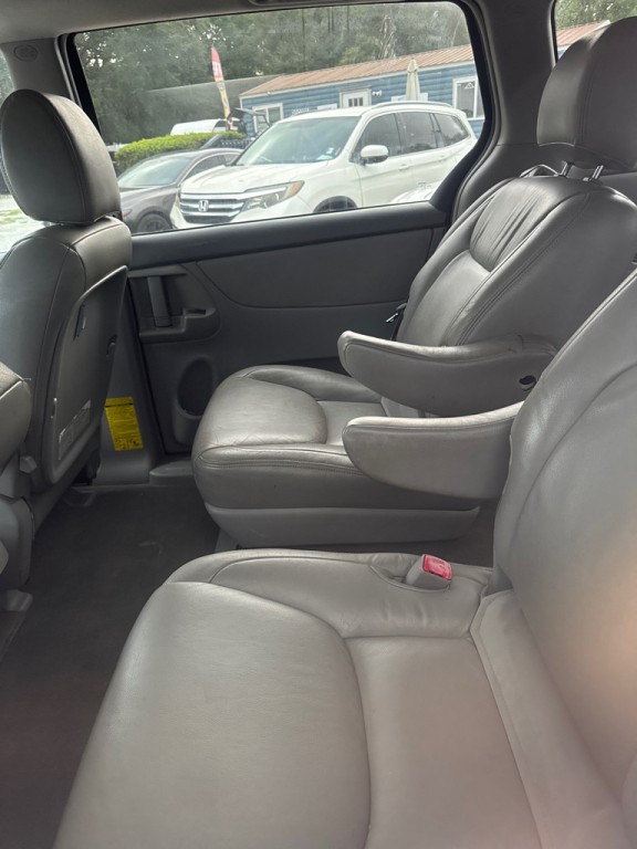 2010 Toyota Sienna Image 8