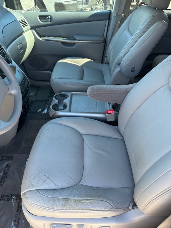 2010 Toyota Sienna Image 16