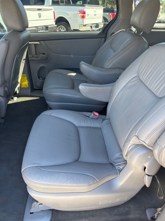 2010 Toyota Sienna Image 17