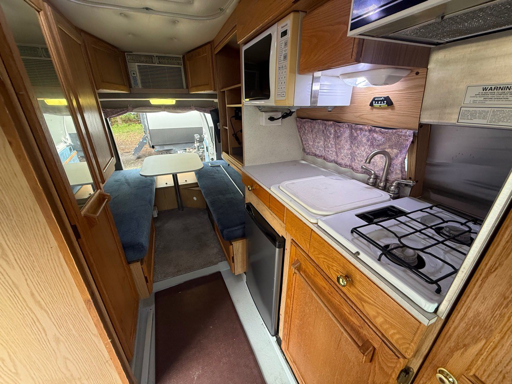 1998 Dodge Ram Van Image 9
