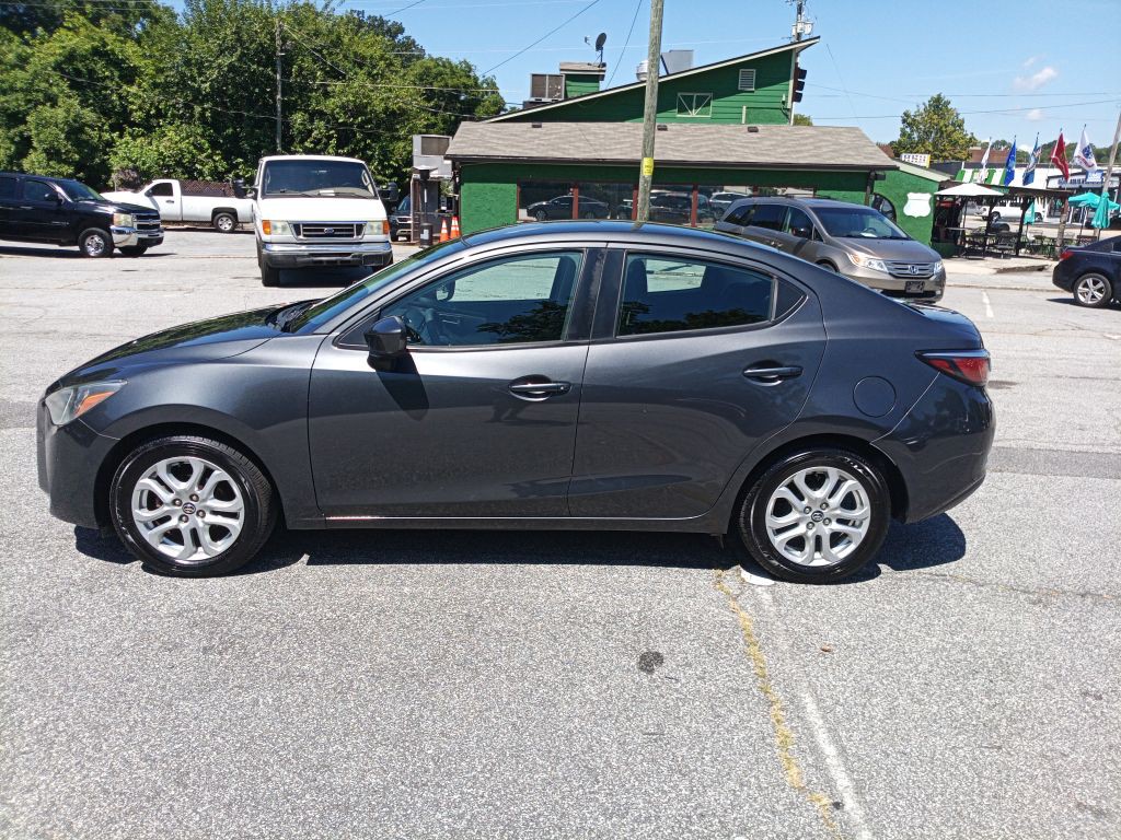 2017 Toyota Yaris Image 8