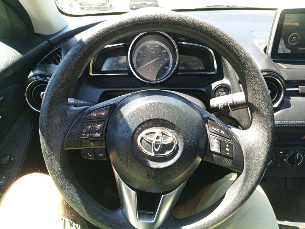 2017 Toyota Yaris Image 13