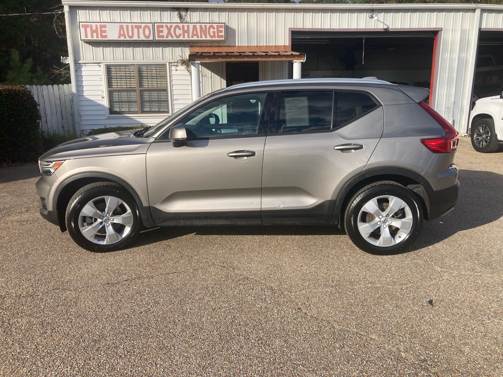 2022 Volvo XC40 Image 1