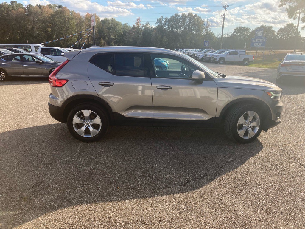 2022 Volvo XC40 Image 2