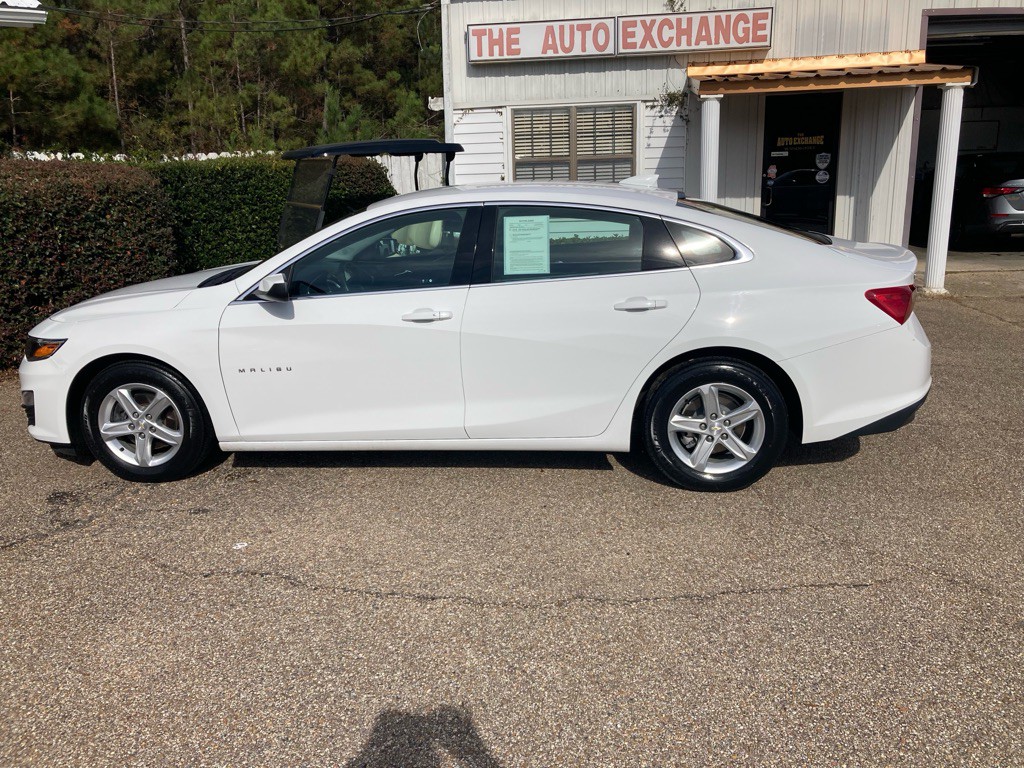 2023 Chevrolet Malibu Image 1