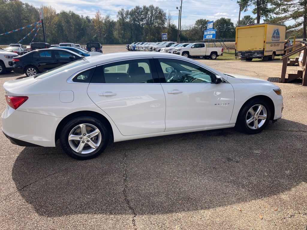 2023 Chevrolet Malibu Image 2