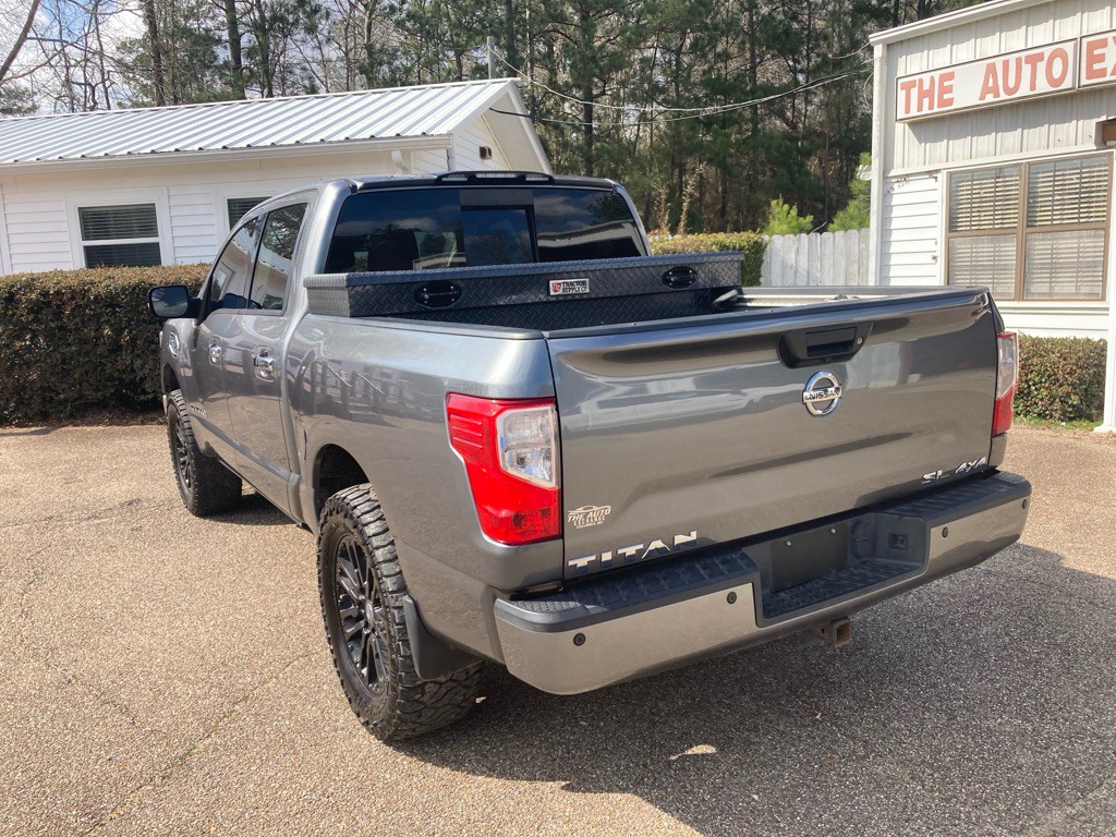 2017 Nissan Titan Image 5