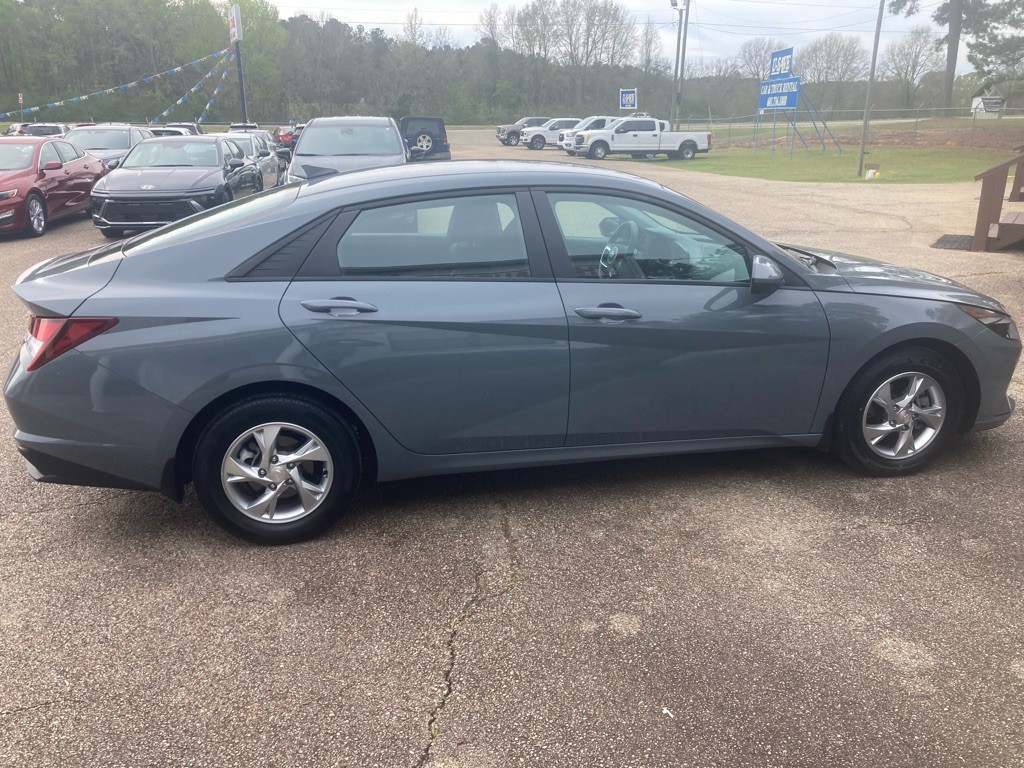 2022 Hyundai Elantra Image 2