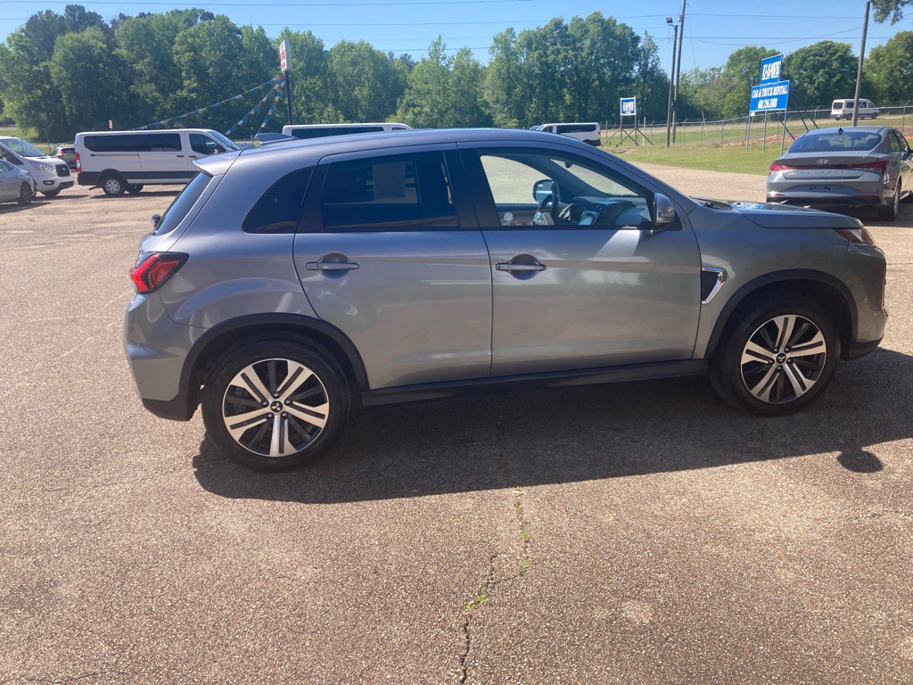2023 Mitsubishi Outlander Image 2