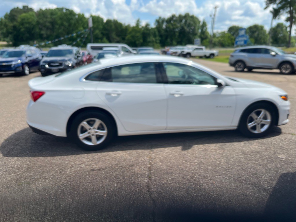 2024 Chevrolet Malibu Image 2