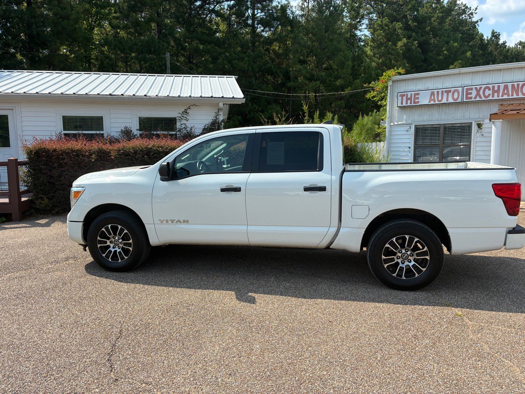 2022 Nissan Titan Image 1